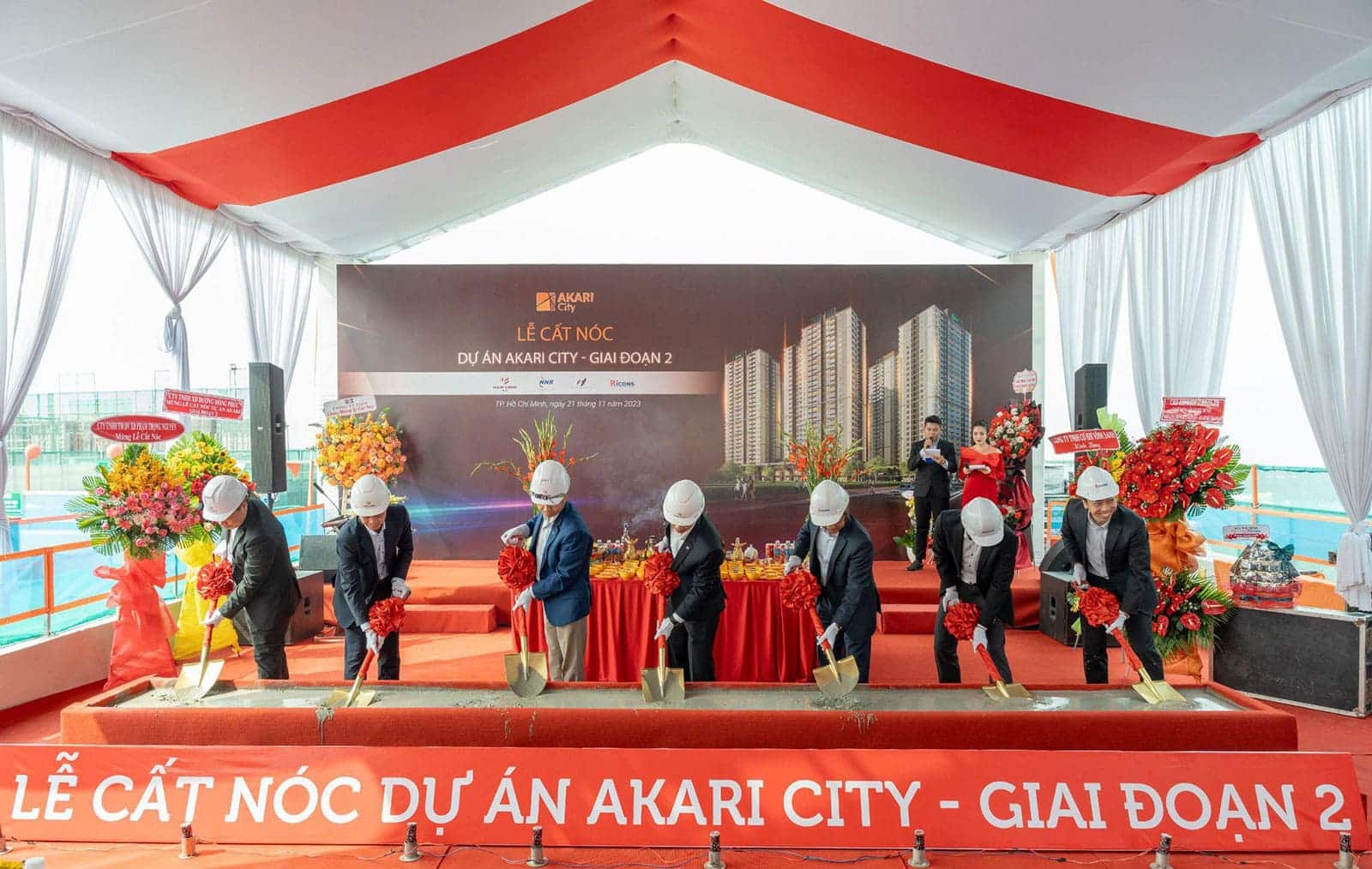 Các đại biểu thực hiện nghi thức cất nóc Akari City giai đoạn 2.