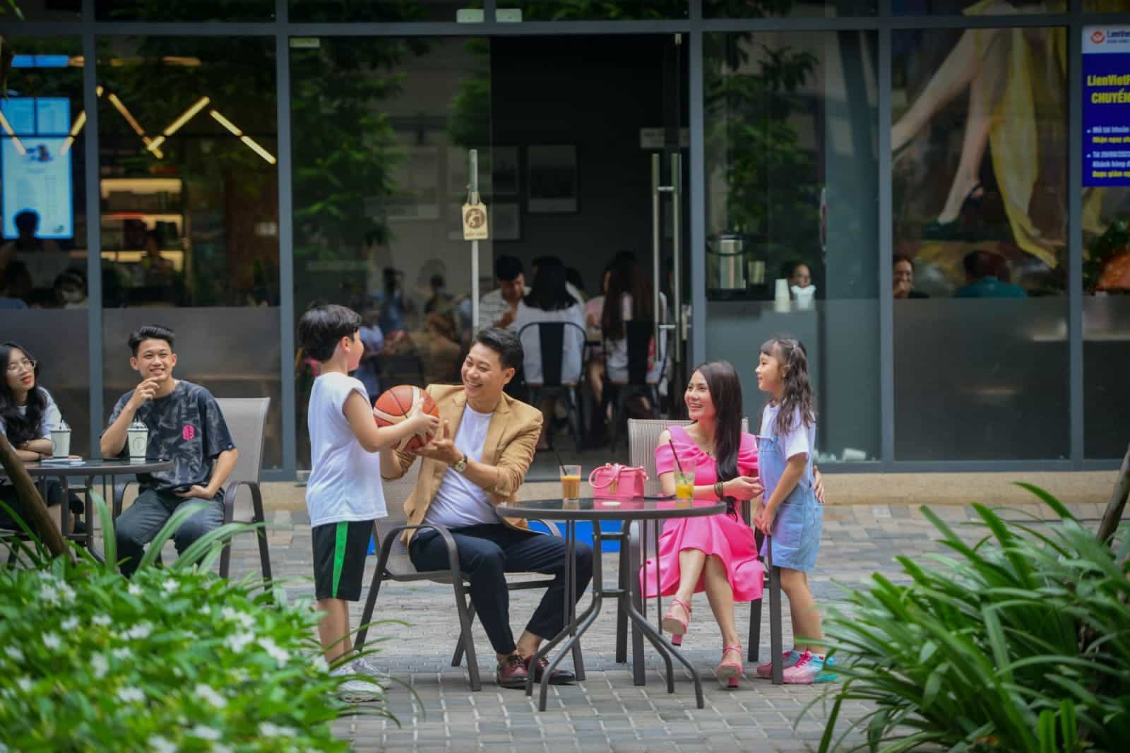 Gia đình cùng thư giãn tại Akari City.